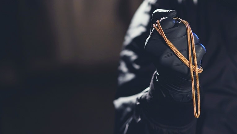 シンプルなメンズコーデの主役はゴールドで決まり Azaの人気ブレスレット Aza エイザ